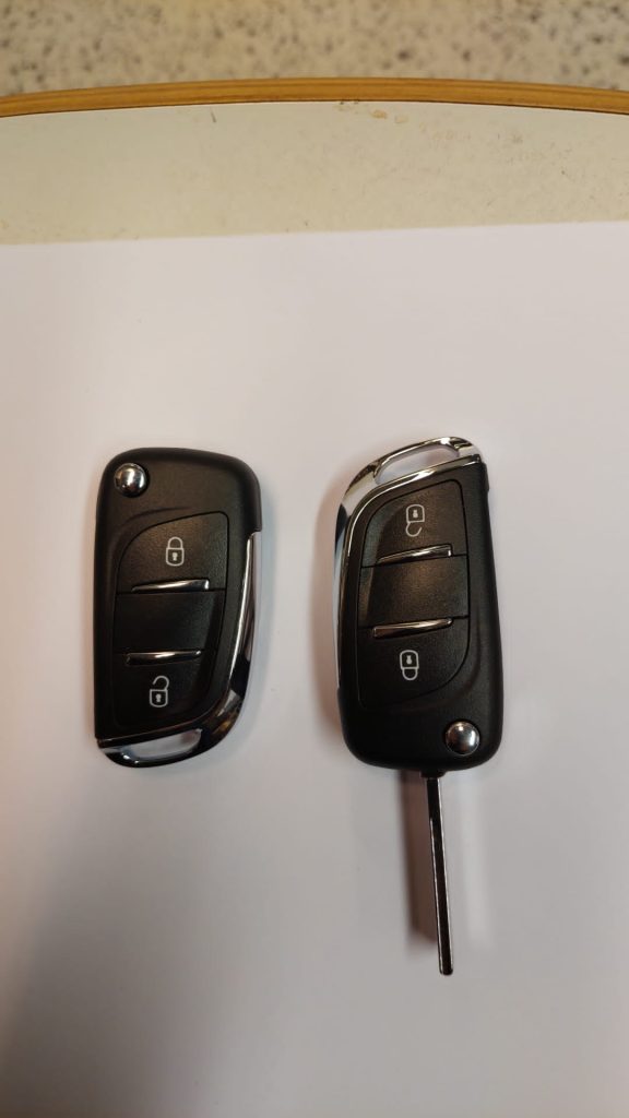 Citroen / Peugeot vm 2009 -> +2 nappia HU83 terä, saatavana myös ilman kaukosäädintä 80-99€ ajonestoavain 185€ kaukosäädinavain